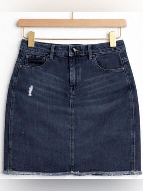 NWT. Allegra K. Distressed
Ripped Hem Jeans Denim Skirt.
Casual chic. Size L.